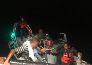 Semar rescata a seis pescadores de barco camaronero a punto de incendiarse