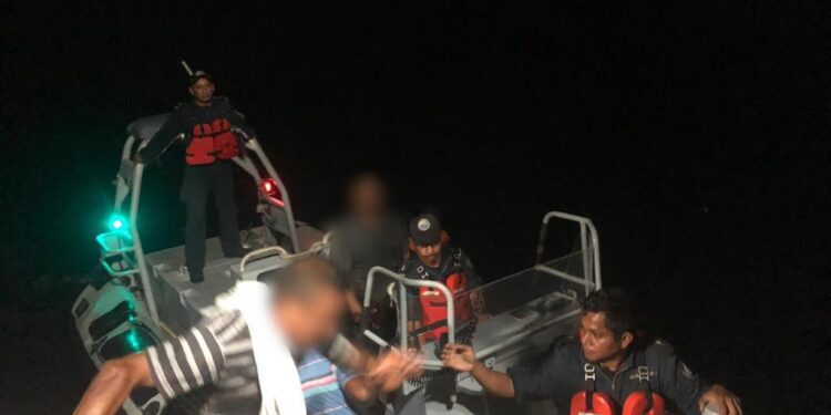 Semar rescata a seis pescadores de barco camaronero a punto de incendiarse