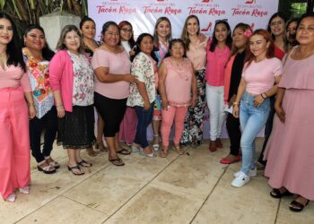 Acompañada de mujeres isleñas, Atenea encabeza el Desayuno del Tacón Rosa