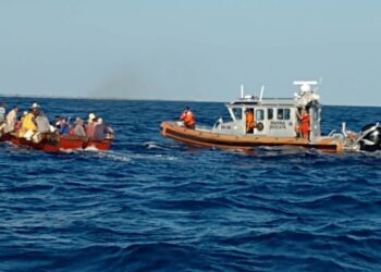 Rescatan a 30 cubanos indocumentados en aguas territoriales de Quintana Roo