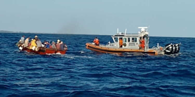 Rescatan a 30 cubanos indocumentados en aguas territoriales de Quintana Roo