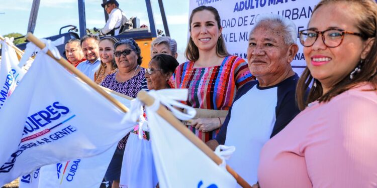 Atenea Gómez, da banderazo de la construcción de la “Casa de Día del Adulto Mayor” en la zona continental