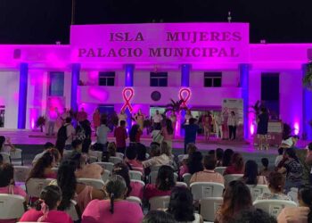 Atenea Gómez Ricalde enciende Luces Rosas en Isla Mujeres