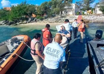 SEMAR realiza evacuación médica de una persona en altamar