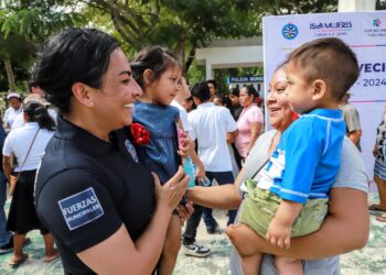 Atenea Gómez, lleva brigadas de trabajo social a Francisco May en la zona continental