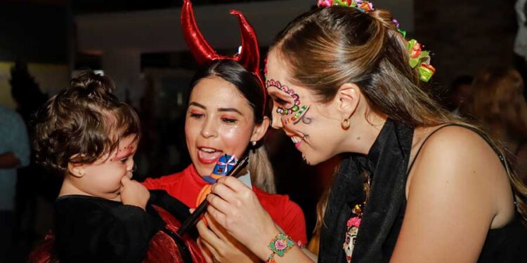 Disfrutan niños su Noche de Calaveritas en el festival Luz y Vida en Isla Mujeres