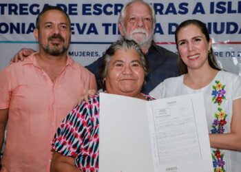 Entrega Atenea las primeras 190 escrituras públicas para la asociación Nueva Tierra