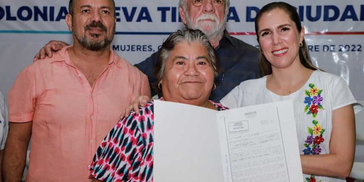 Entrega Atenea las primeras 190 escrituras públicas para la asociación Nueva Tierra