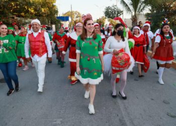 Familias de la Zona Continental se suman al Gran Desfile Navideño