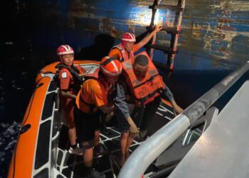 Rescatan a nueve extranjeros indocumentados 171 millas náuticas de Isla Mujeres