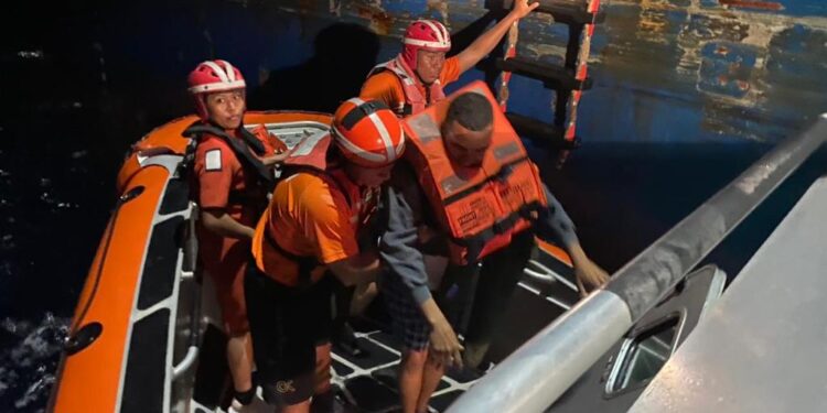 Rescatan a nueve extranjeros indocumentados 171 millas náuticas de Isla Mujeres