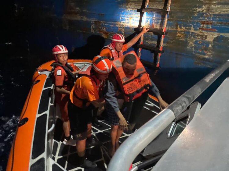 Rescatan a nueve extranjeros indocumentados 171 millas náuticas de Isla Mujeres