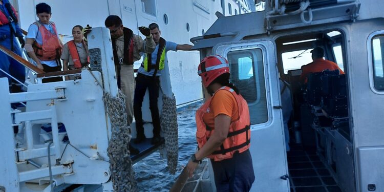 SEMAR realiza evacuación médica a bordo de un crucero a cuatro millas de Isla Mujeres
