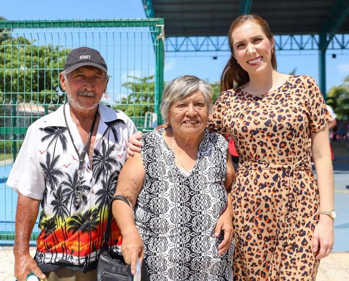 Entregan apoyos del Bienestar a los adultos mayores