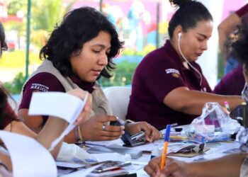 Entregan apoyos del Bienestar a los adultos mayores