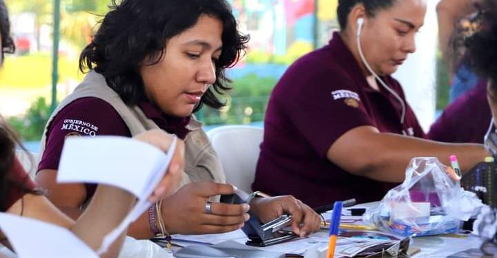 Entregan apoyos del Bienestar a los adultos mayores