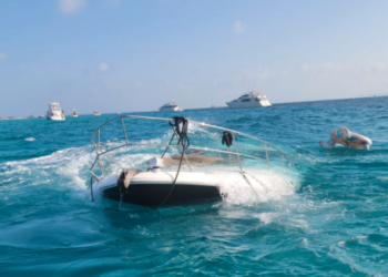 Se hunde yate frente a Playa Norte en Isla Mujeres