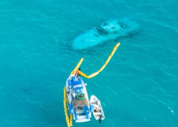 Ponen a flote al `Moet´ luego de hundirse frente a las playas de Isla Mujeres