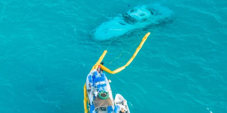 Ponen a flote al `Moet´ luego de hundirse frente a las playas de Isla Mujeres