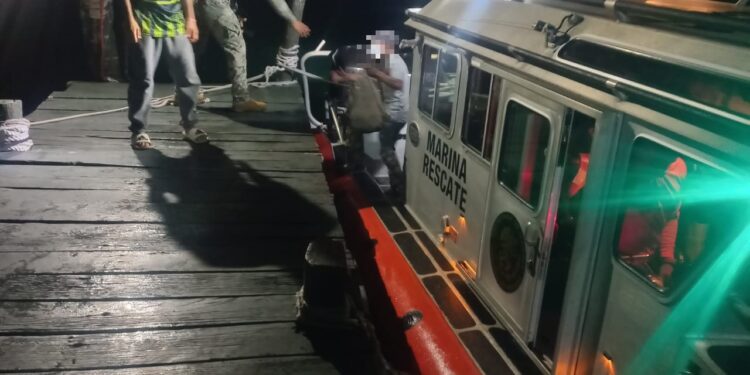 Marina rescata a náufragos extranjeros en aguas territoriales del estado de Quintana Roo