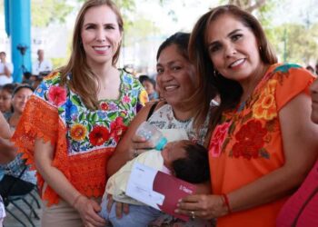 Mara Lezama y Atenea Gómez, entregan tarjetas del programa «Mujer es vida»