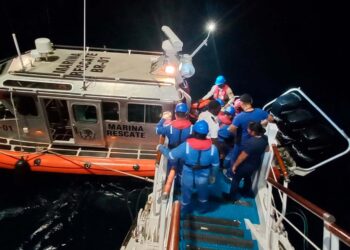Personal naval realiza evacuación médica de una persona en costas de Quintana Roo