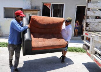 Continúan los isleños con buena respuesta al programa de descacharrización