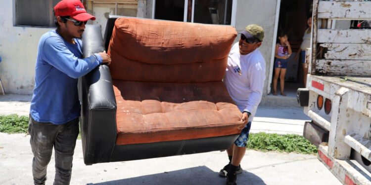 Continúan los isleños con buena respuesta al programa de descacharrización