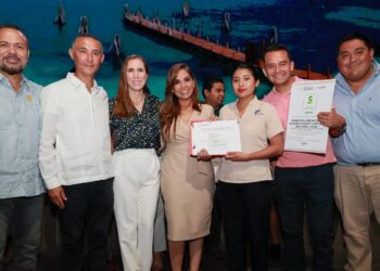 Mara Lezama entrega distintivos de calidad turística a hoteles de Isla Mujeres