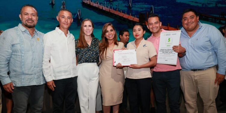 Mara Lezama entrega distintivos de calidad turística a hoteles de Isla Mujeres