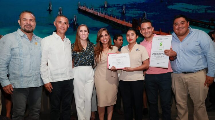 Mara Lezama entrega distintivos de calidad turística a hoteles de Isla Mujeres
