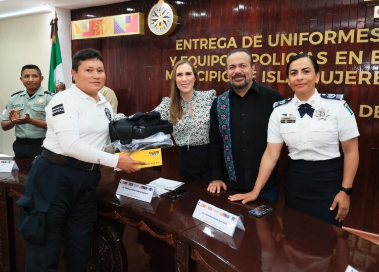 Policías de Isla Mujeres a la vanguardia digital con cámaras corporales y nuevos uniformes