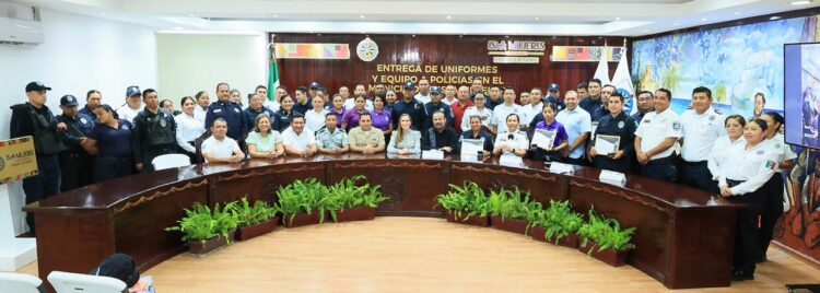 Policías de Isla Mujeres a la vanguardia digital con cámaras corporales y nuevos uniformes