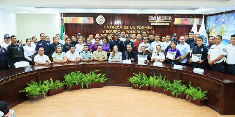 Policías de Isla Mujeres a la vanguardia digital con cámaras corporales y nuevos uniformes