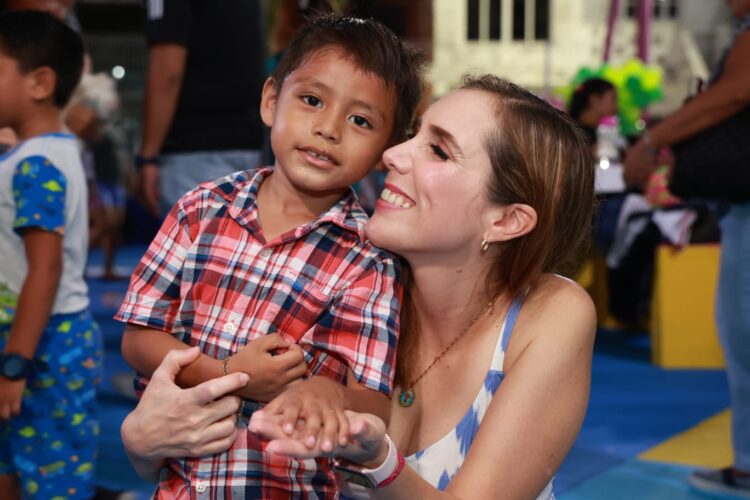 Atenea Gómez inaugura su Quinto parque infantil en Isla Mujeres