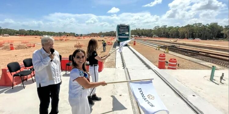 Mara Lezama da banderazo para recibir vagón del Tren Maya
