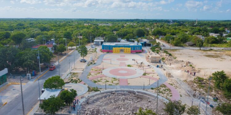 Atenea Gómez supervisa los avances de la obra de la Plaza Ejidatarios en Ciudad Mujeres