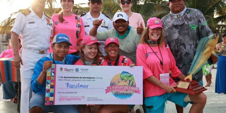 Atenea Gómez premia a las ganadoras del Torneo Internacional de Pesca Femenil ‘La Dorada del Caribe’