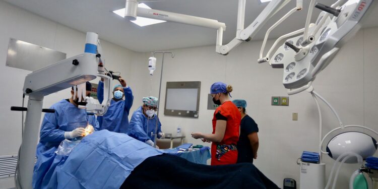 Mara Lezama cambia la vida de las personas con programa de cirugía de cataratas
