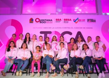 Viste Mara Lezama de rosa el Palacio Gobierno en la lucha contra el cáncer de mama