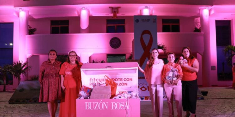 Con el Encendido de Luces Rosa en la explanada municipal de la ínsula, arrancó la campaña contra el Cáncer de Mama «Cuidándote con el Corazón», en Isla Mujeres.