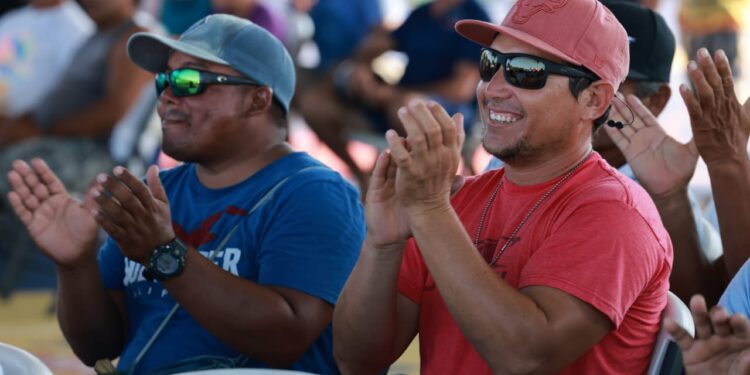 Pescadores de Isla Mujeres también reciben tarjetas electrónicas como parte del programa «Apoyo en Veda»