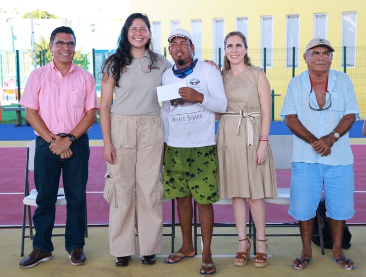 Pescadores de Isla Mujeres también reciben tarjetas electrónicas como parte del programa «Apoyo en Veda»