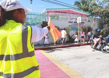 Gobierno Municipal mejora el entorno de la comunidad escolar a través de programas en Isla Mujeres