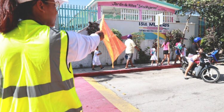 Gobierno Municipal mejora el entorno de la comunidad escolar a través de programas en Isla Mujeres
