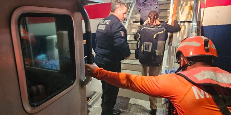 Personal naval realiza evacuación médica de una persona a bordo de un  crucero turístico