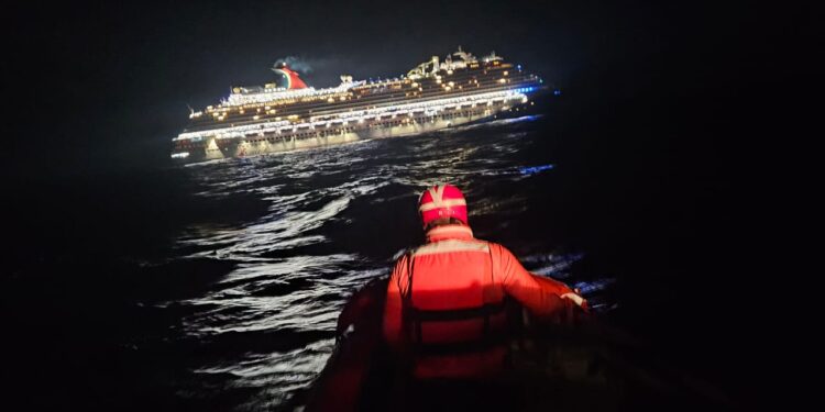 Personal naval realiza evacuación médica de una persona a bordo de un  crucero turístico