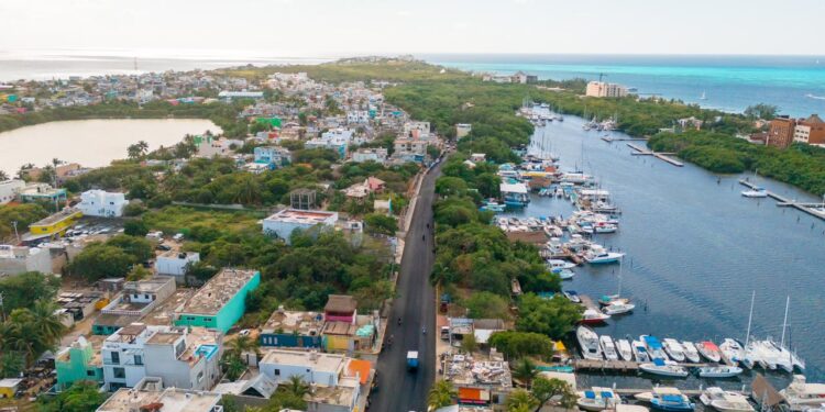 Avanzan los trabajos de pavimentación en la Avenida Perimetral de Isla Mujeres