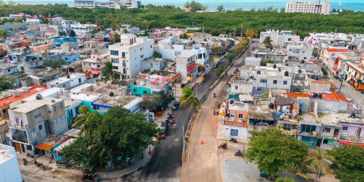 Avanzan los trabajos de pavimentación en la Avenida Perimetral de Isla Mujeres