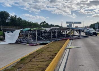 Presentan riesgo de colapso al menos seis espectaculares de la Colosio, según estudio